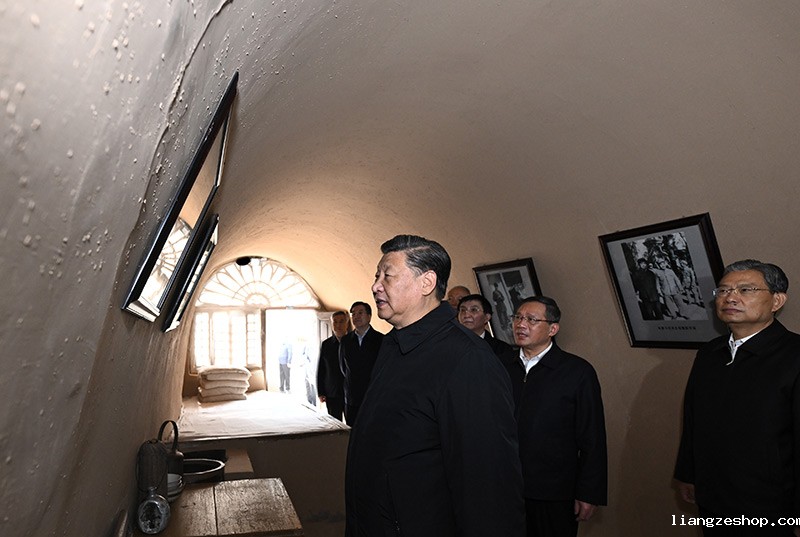 　　10月27日，中共中央总书记、国家主席、中央军委主席习近平带领中共中央政治局常委李强、赵乐际、王沪宁、蔡奇、丁薛祥、李希，瞻仰延安革命纪念地。这是习近平等在杨家岭参观朱德旧居。